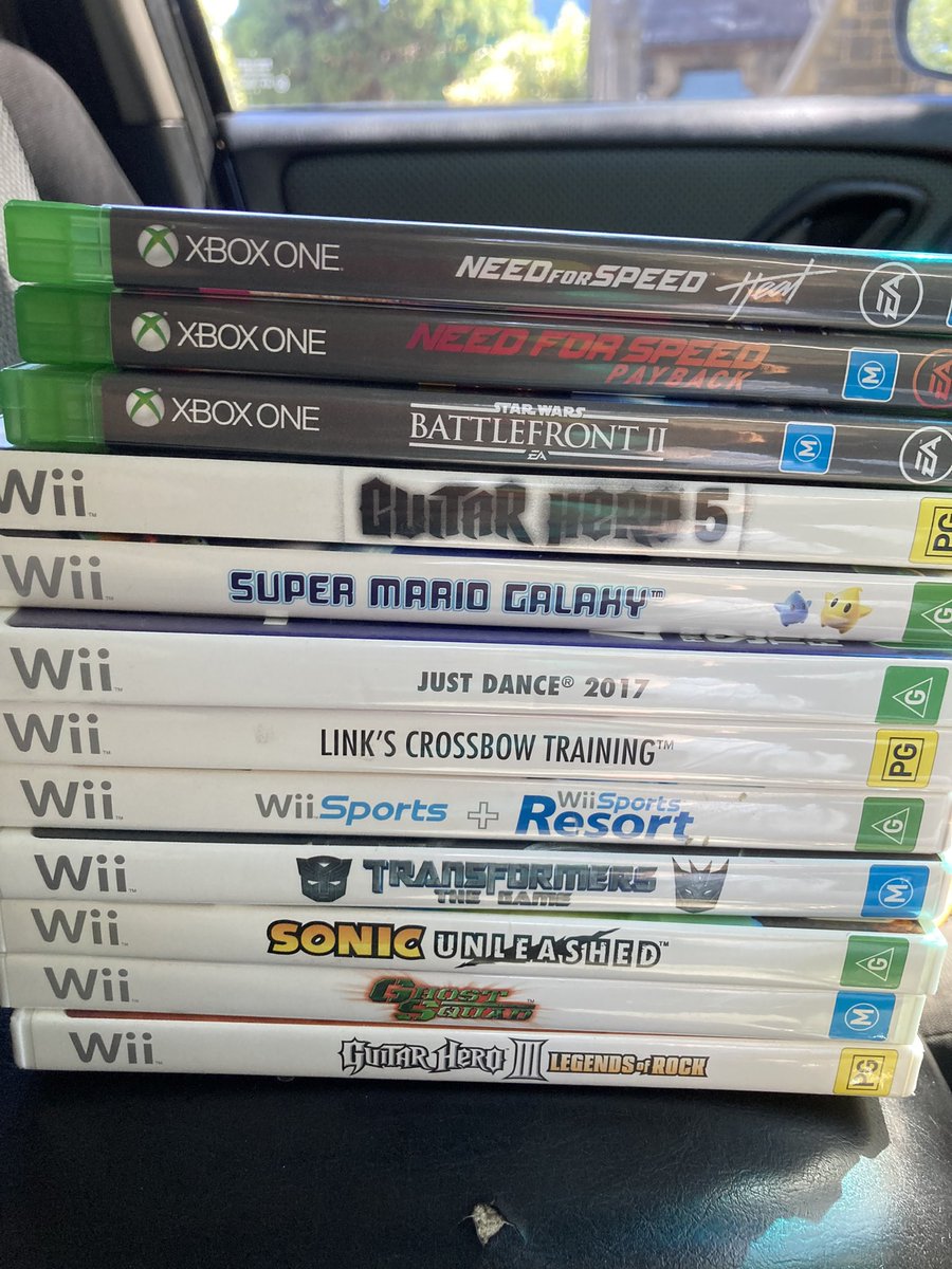 Game_Scrounger's tweet photo. $2 games at the charity shop! They still exist! #gamechasing https://t.co/DDO1asoAU4