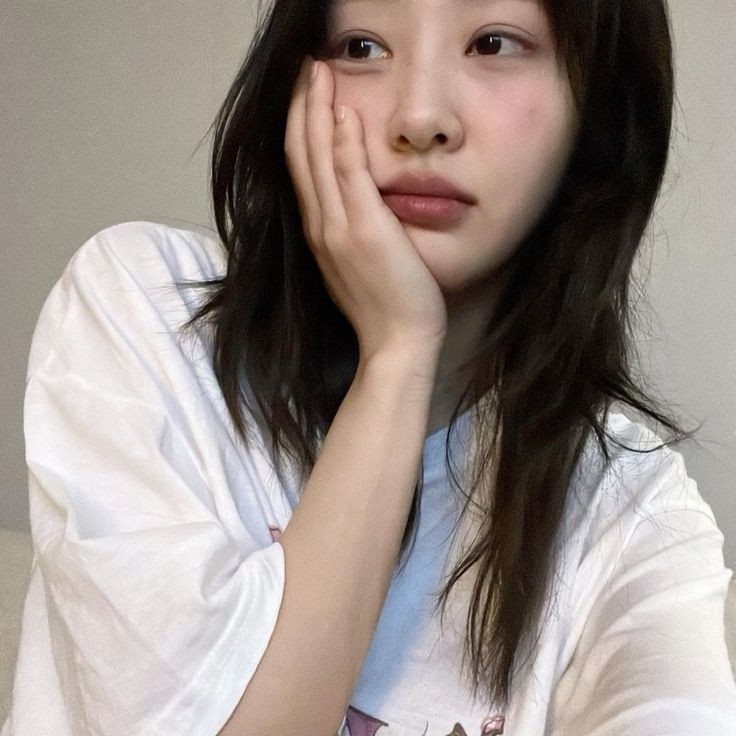 yvsntval's tweet photo. Have you ever got a feeling that you can't explain? Something like how do the absence of someone else feels like the absence of yourself? https://t.co/Kfvk2kXacA