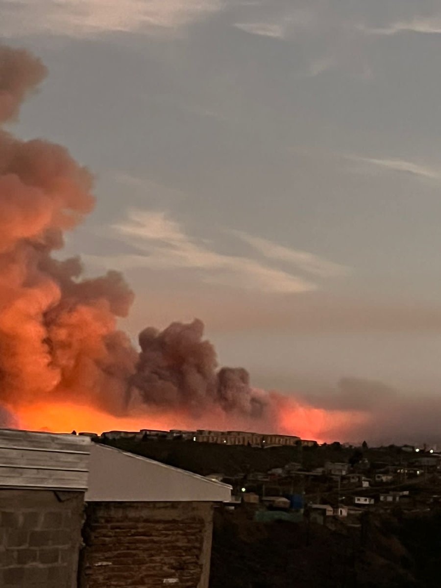 NoticiasValpoEx's tweet photo. #URGENTE #MEGAINCENDIO 

Continua fuera de control Incendio Forestal en Viña del Mar, número indeterminado de casas quemadas , lesionados por quemaduras, información preliminar un fallecido.
Las comunicaciones han sido dificultosa tras corte de energía y caída de internet. https://t.co/4TIvnLBtYn