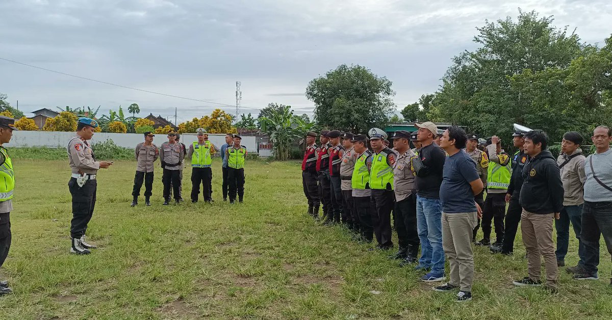 humas_btapan's tweet image. Apel kesiapan pengamanan istighosah dan doa bersama relawan paslon capres cawapres di Lapangan Jambidan Banguntapan. Jumat 02022024

#apel #pengamanan #pengajian #istighosah #polsekbanguntapan #polresbantul #Poldadiy