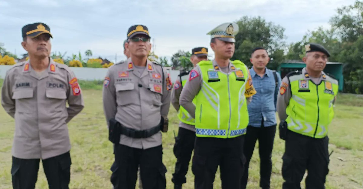 humas_btapan's tweet image. Apel kesiapan pengamanan istighosah dan doa bersama relawan paslon capres cawapres di Lapangan Jambidan Banguntapan. Jumat 02022024

#apel #pengamanan #pengajian #istighosah #polsekbanguntapan #polresbantul #Poldadiy