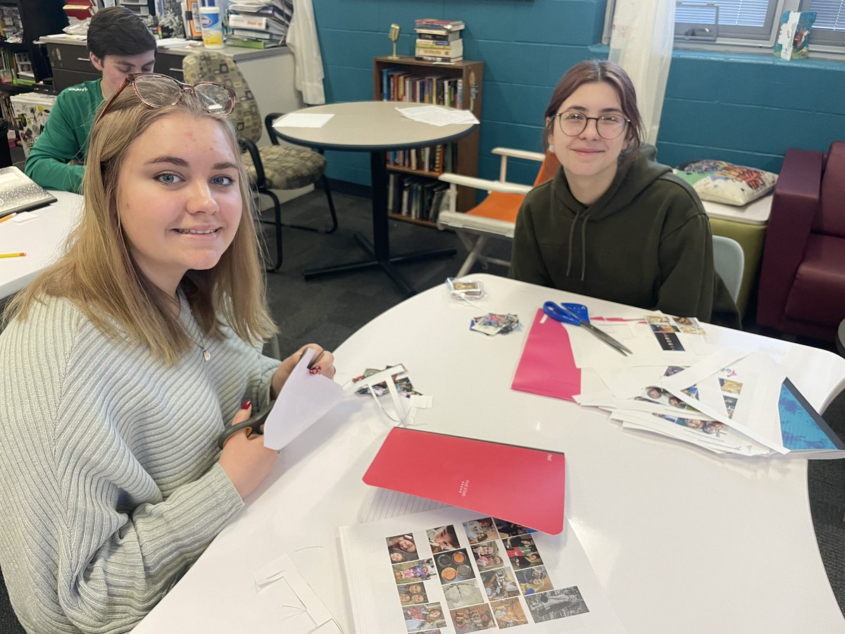 TeenTeacherLA's tweet image. Our new group of young writers are well underway in terms of turning into authors, and this week we got crafty and decorated our notebooks. These will serve as our toolboxes, taking us on amazing journeys this semester! #OtsegoKnights #CreativeWritingKrupp #WritersNotebooks 🎨📓