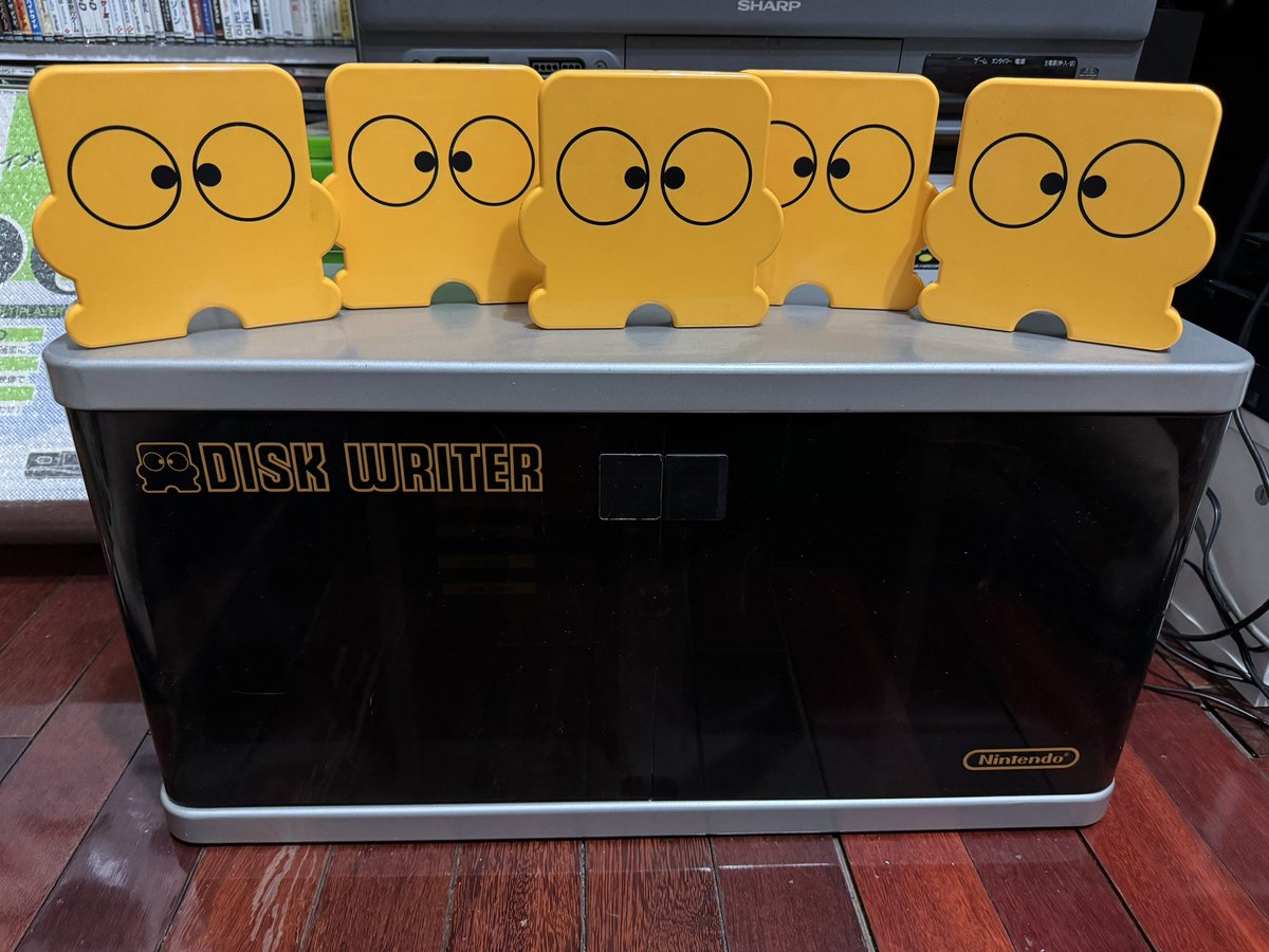 tecmo35's tweet image. 任天堂　ファミコンの全国大会の景品

ディスくん全員集合☺️

昭和63年にファミコンのディスクシステムを使った全国大会が開催されていて、その時の上位成績者にプレゼントされた景品になりますので希少価値があると思います。