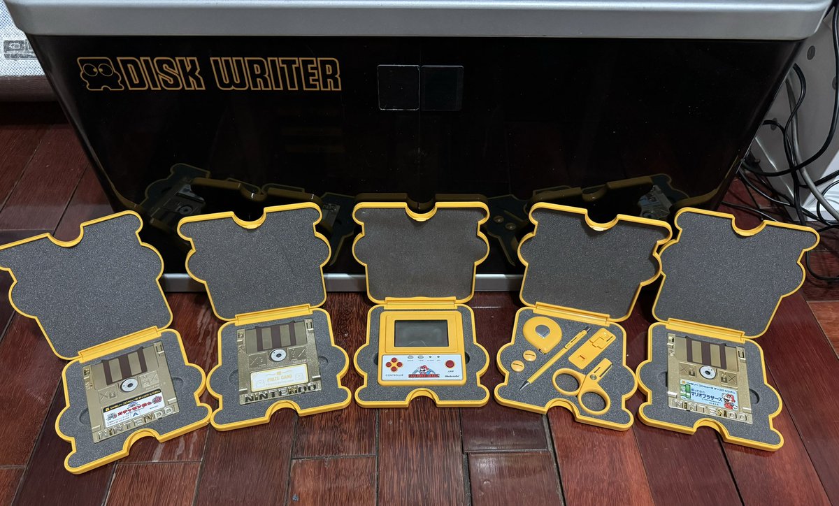 tecmo35's tweet image. 任天堂　ファミコンの全国大会の景品

ディスくん全員集合☺️

昭和63年にファミコンのディスクシステムを使った全国大会が開催されていて、その時の上位成績者にプレゼントされた景品になりますので希少価値があると思います。