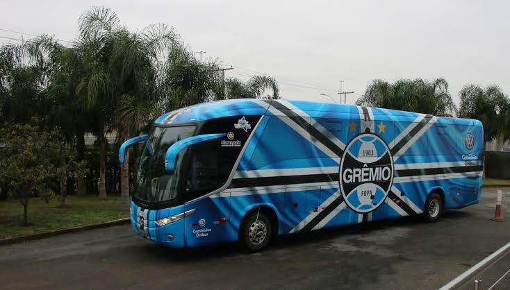 ATENÇÃO!!!  IMAGENS EXCLUSIVAS DE ÔNIBUS DETIDO POR BLITZ DA POLÍCIA  

As irregularidades incluiam: 
- sem volantes 
- sem banco 
- problemas na frente 
- cheio de buracos atrás  

Além disso, foram encontrados diversos tipos de drogas dentro do ônibus, só não tinha crack 😂👌👊