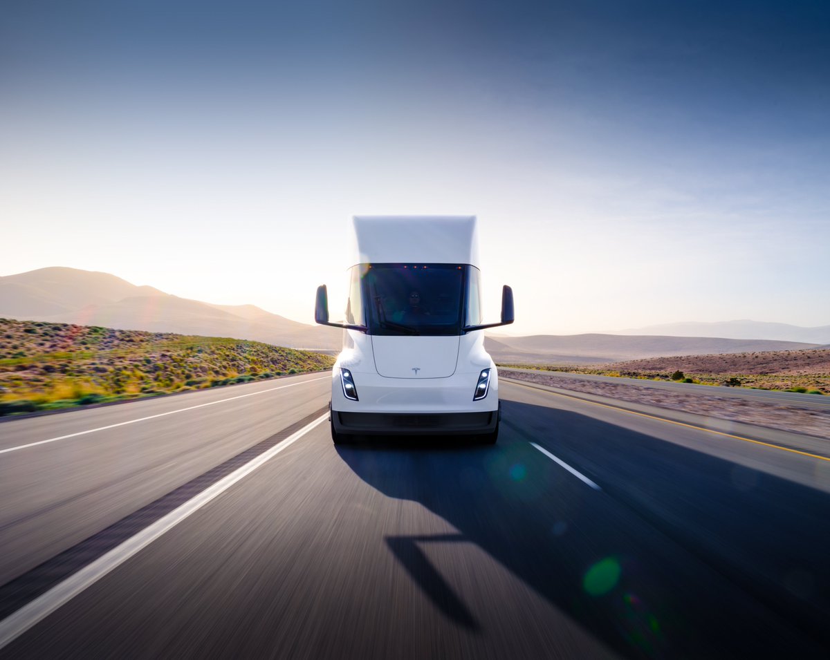 EVEDITION's tweet photo. Tesla Semi ⚡️

A powerful, more efficient and fully electric semi truck. 

Semi is the future of electric trucking. https://t.co/CJ8Cxqru4S