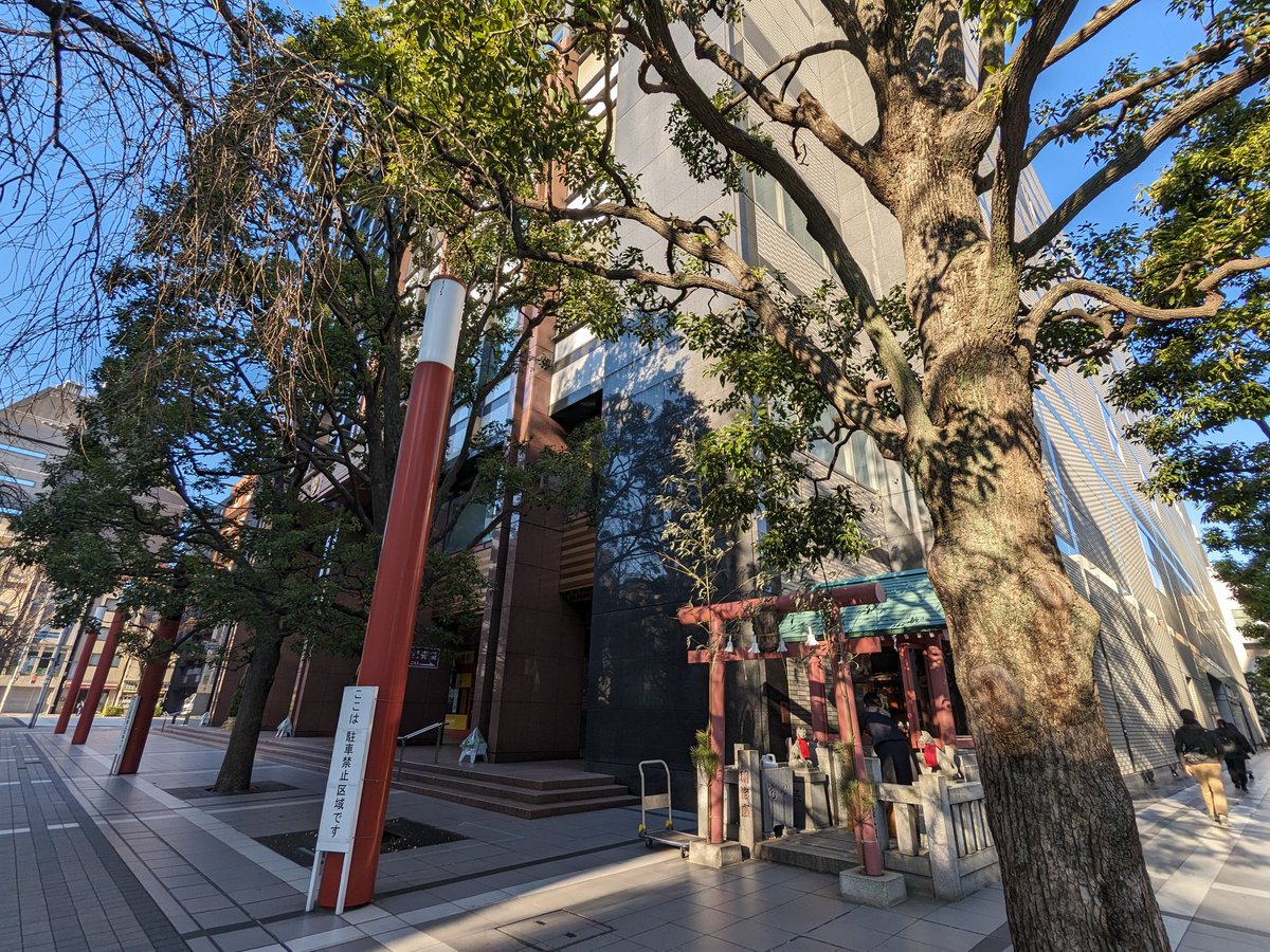 笠間稲荷神社　明治座分社。明治座の建物の足元にあります。日本橋にある笠間稲荷神社　東京別社から更に分かれ、明治座がここに勧進。明治座の興行の無事を見守っています。
#笠間稲荷神社明治座分社　#笠間稲荷神社　#明治座　#明日どこいく