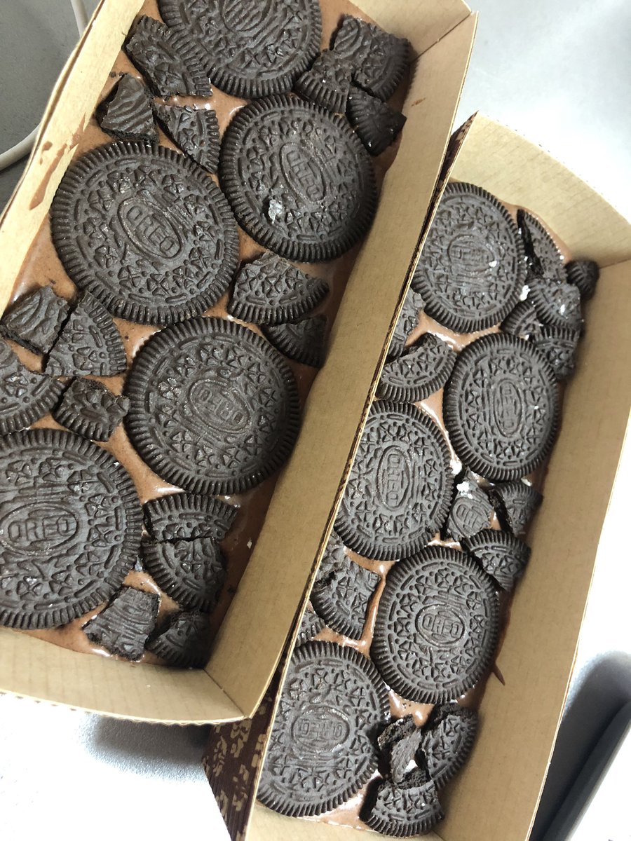 banchan___s2's tweet photo. 松ぼっくりに見えん？😏
いちご入り生チョコやでー🍫🍓♡
あとオレオブラウニー🍪（焼く前）
久々のお菓子作り、上手にできたっ♡
DBD友に渡せたことが一番嬉しい☺️
#ばん飯 https://t.co/kPoi7sdoKZ