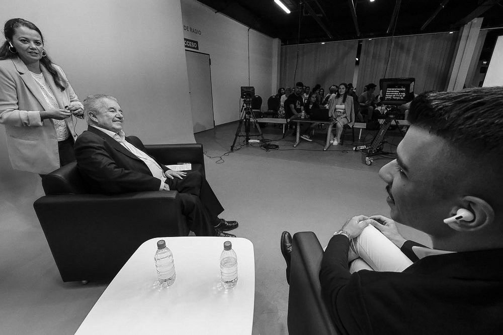 pedrosantanatv's tweet photo. Tuve el enorme placer de ser la última persona en poder entrevistar al que fuera tercer presidente de Canarias. La obra política de Lorenzo Olarte marcó la trayectoria de esta tierra de todo un país. Hasta siempre presidente. https://t.co/g3qHzfalJg