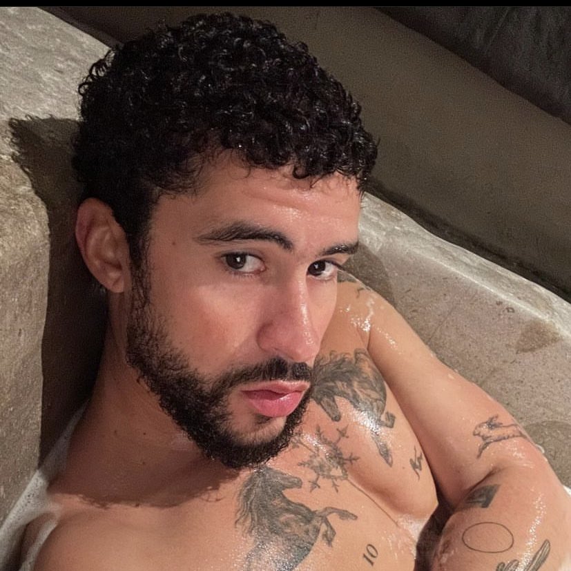 AccessBadBunny's tweet photo. Bad Bunny via Instagram. 🚿🧽 https://t.co/f1bfH1MFww