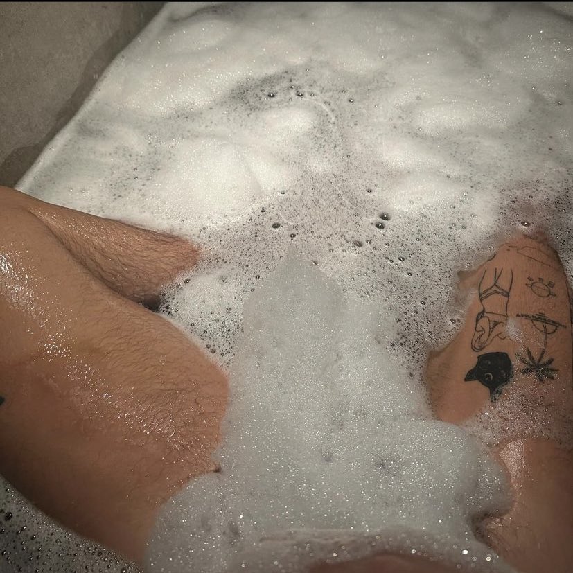 AccessBadBunny's tweet photo. Bad Bunny via Instagram. 🚿🧽 https://t.co/f1bfH1MFww