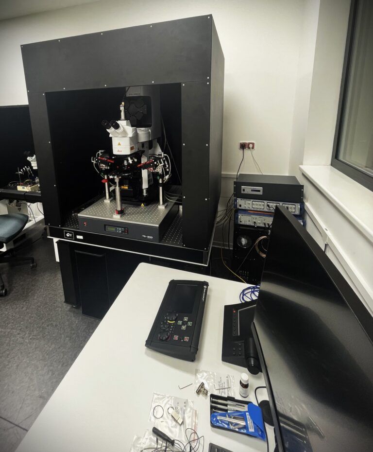 VivantoSolution's tweet photo. 🔬 Upgrade Vašeho mikroskopu! 🌐 Faradayova klec brání proti rušení pro přesnější výsledky. Přizpůsobte svým potřebám: frekvence, materiál, velikost, uzemnění, přístup a rozpočet. Objevte naši další inovaci: https://t.co/boJELvFHCd #FaradayovaKlec #Mikroskopie 🛡️🔍 https://t.co/hlEua92vEk