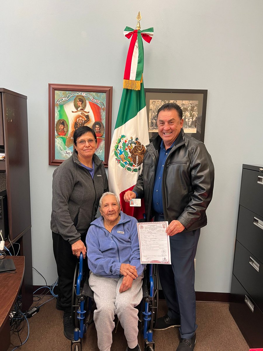 Santavelri's tweet photo. Con María S Raya, de Penjamo, Gto y residente en Oxnard, de 9 hijos y 30 de marzo cumplió 100 años. Testifique está en uso de sus facultades para realizar Poder Notarial y uff constate que está  más cuerda que yo. Ej raza mexicana de roble @r_velascoa @jaime_vbt https://t.co/eK4fh5xuo5