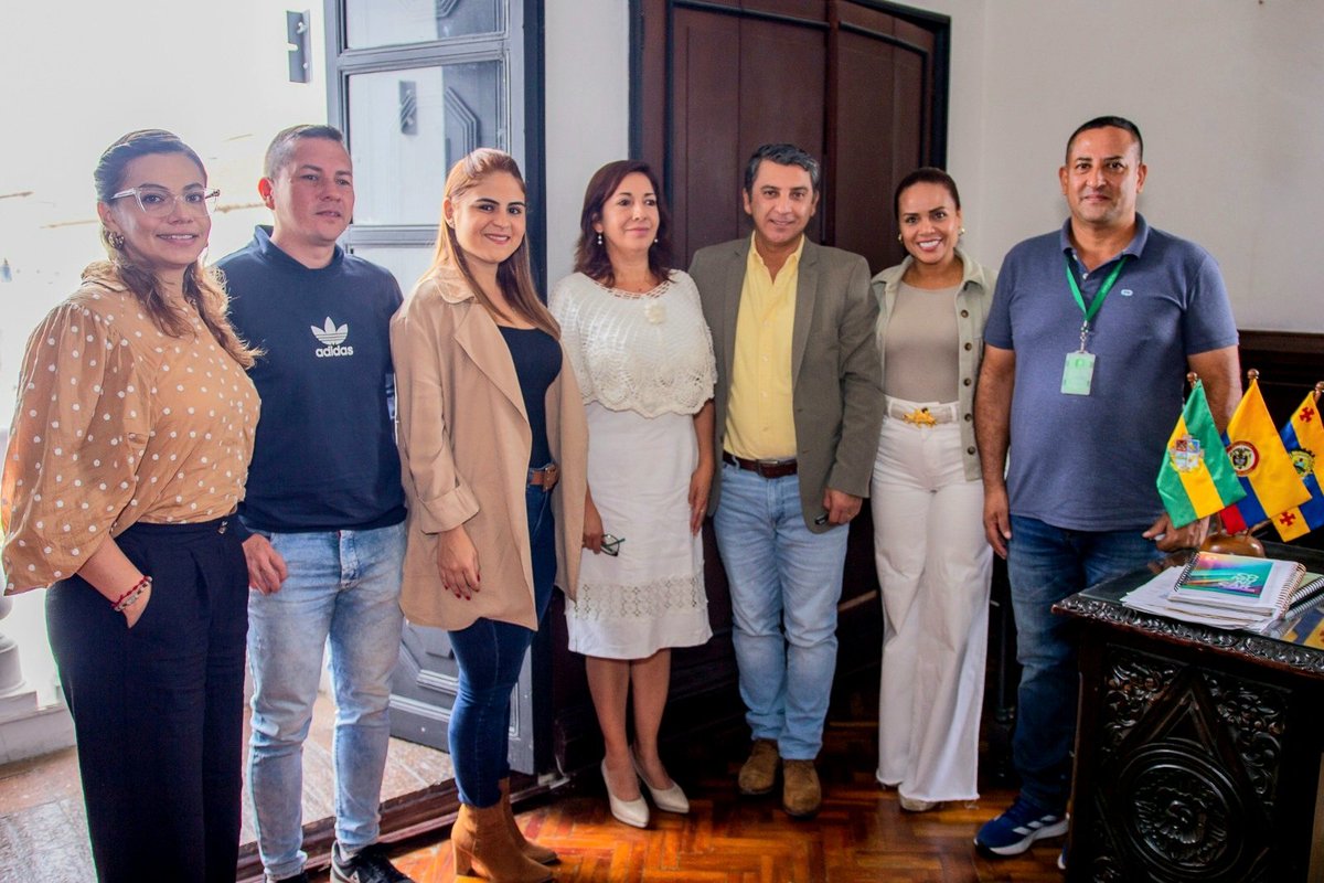 SDEC_CAUCA's tweet photo. 🧵 Compartimos un espacio clave con el Alcalde de #Popayán Juan Carlos Muñoz, para establecer la puesta en marcha del #CentroTextil, proyecto que promueve la vinculación de mano de obra de más de 140 mujeres en condición de vulnerabilidad, pobreza extrema y víctimas de violencia. https://t.co/ABx8Jv3QxP