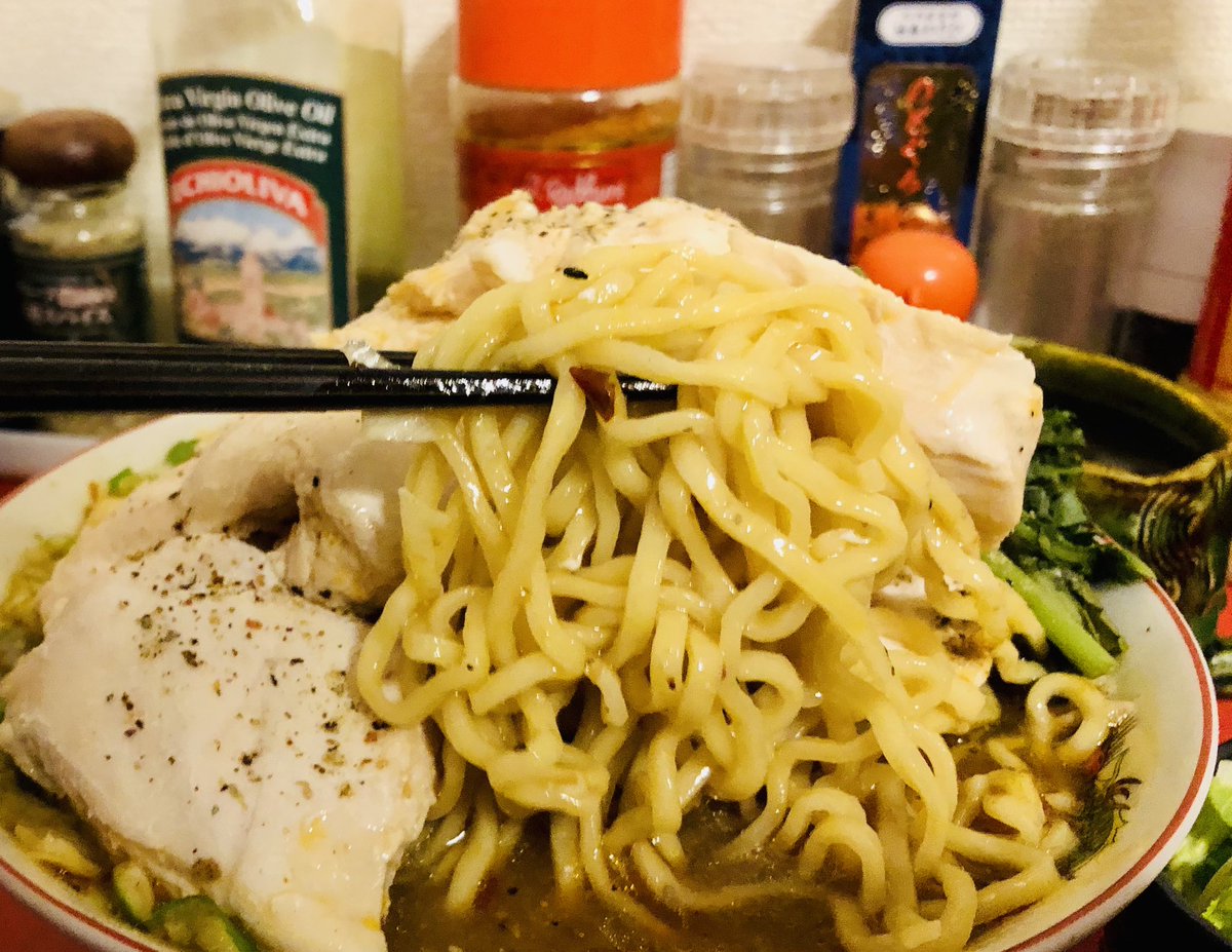 HIROMORITATOKYO's tweet photo. 鶏チャーシューメン
白菜の浅漬け
鶏むね肉を70度で1時間低温加熱。塩,醤油,昆布出汁て味付けしたからしっとり美味い。緑は春菊。白菜余ったから昆布,唐辛子,塩などで浅漬け。良い箸休め。
#ラーメン好きな人と繋がりたい #おうちごはん #朝活 #pepper #lapimienta #lepiment #胡椒 #huíjiāo https://t.co/NT1uTIXa9A