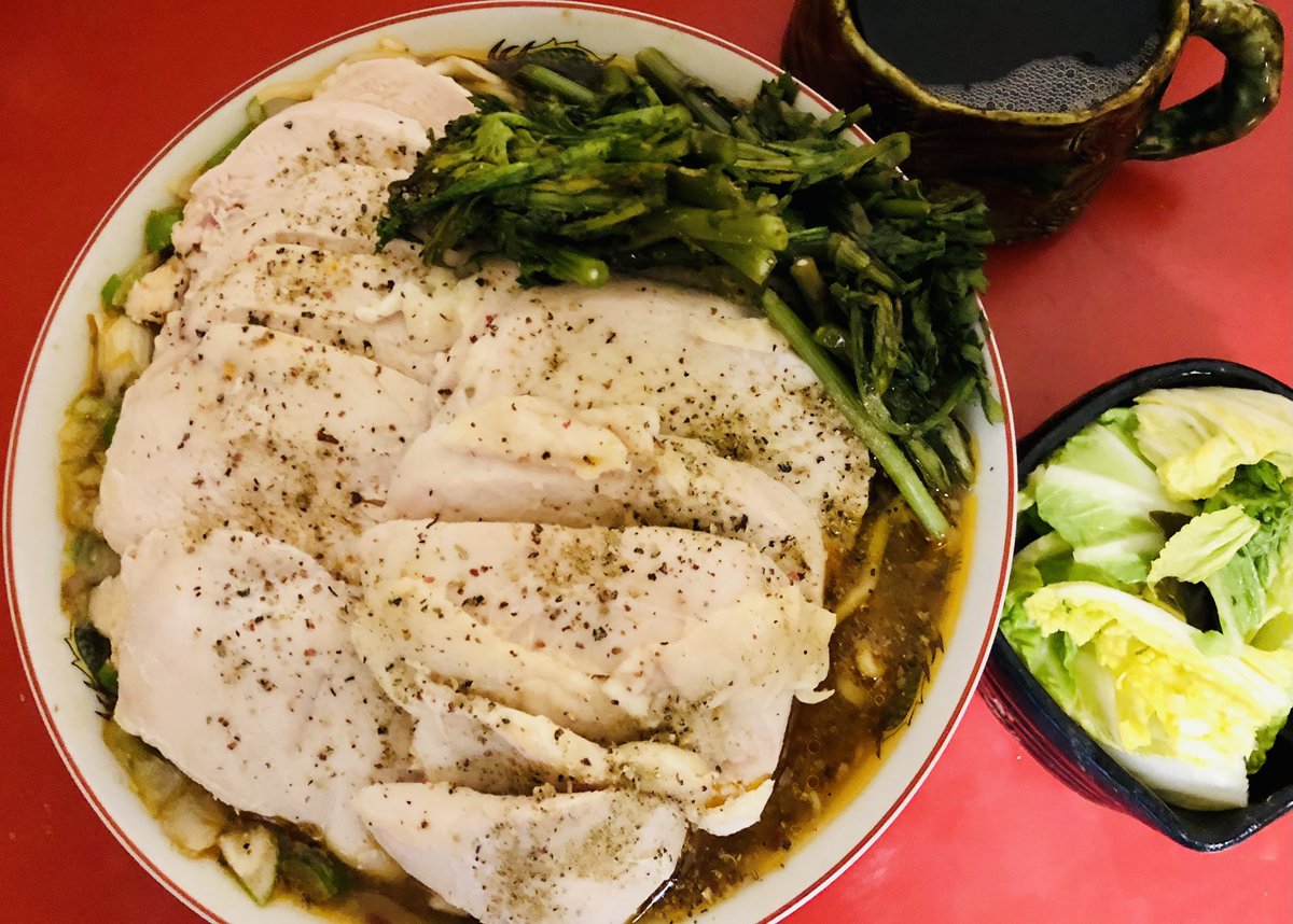 HIROMORITATOKYO's tweet photo. 鶏チャーシューメン
白菜の浅漬け
鶏むね肉を70度で1時間低温加熱。塩,醤油,昆布出汁て味付けしたからしっとり美味い。緑は春菊。白菜余ったから昆布,唐辛子,塩などで浅漬け。良い箸休め。
#ラーメン好きな人と繋がりたい #おうちごはん #朝活 #pepper #lapimienta #lepiment #胡椒 #huíjiāo https://t.co/NT1uTIXa9A