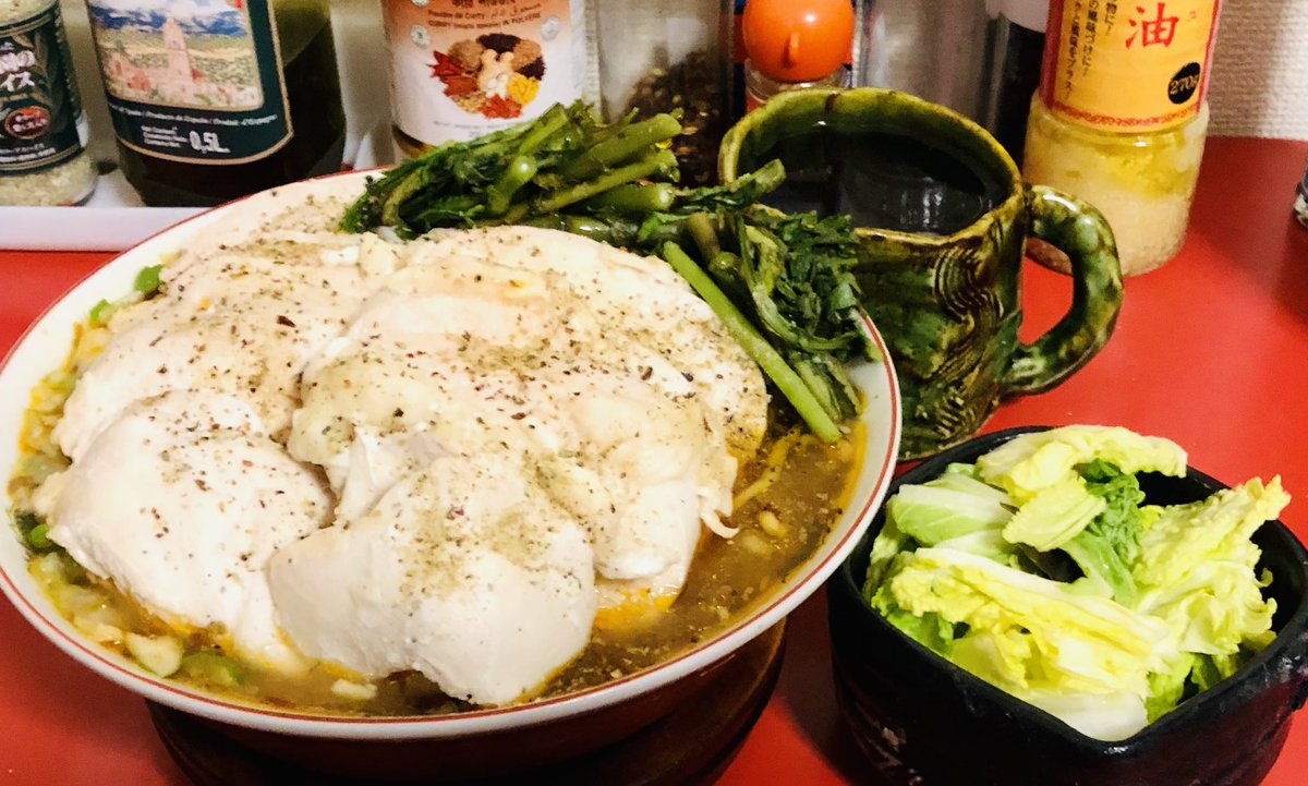 HIROMORITATOKYO's tweet photo. 鶏チャーシューメン
白菜の浅漬け
鶏むね肉を70度で1時間低温加熱。塩,醤油,昆布出汁て味付けしたからしっとり美味い。緑は春菊。白菜余ったから昆布,唐辛子,塩などで浅漬け。良い箸休め。
#ラーメン好きな人と繋がりたい #おうちごはん #朝活 #pepper #lapimienta #lepiment #胡椒 #huíjiāo https://t.co/NT1uTIXa9A