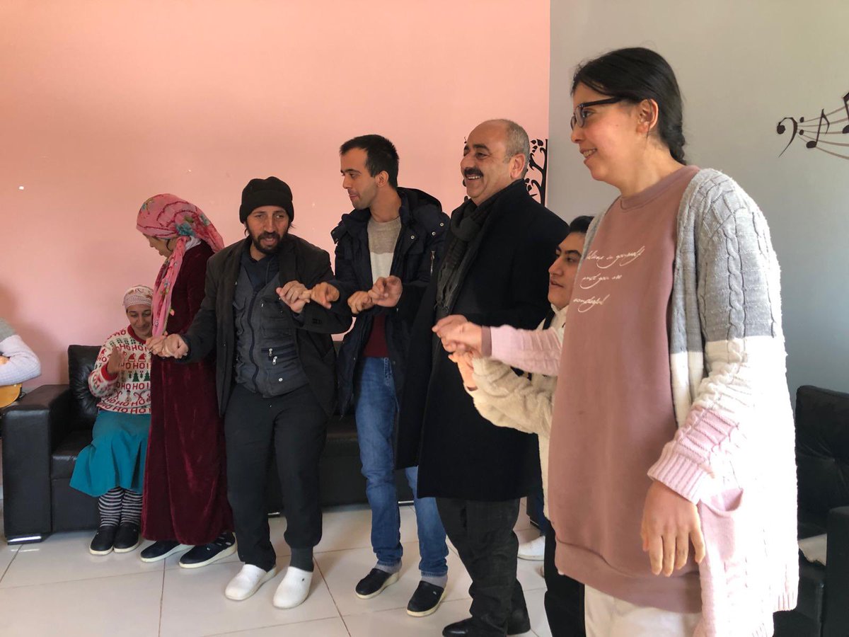 ak_gurp's tweet photo. İlçe başkanımız @mehmet_garbi ve Teşkilat başkanımız @Ensaraysin65 Engelsiz Yaşam Merkezindeki kursiyerlerin hamsi etkinliği davetini kırmayarak katılım sağladılar. Kursiyerlerimize şükranlarımızı sunuyoruz. 
#Herbireyengelliadayıdır https://t.co/1WiNzdGLI3