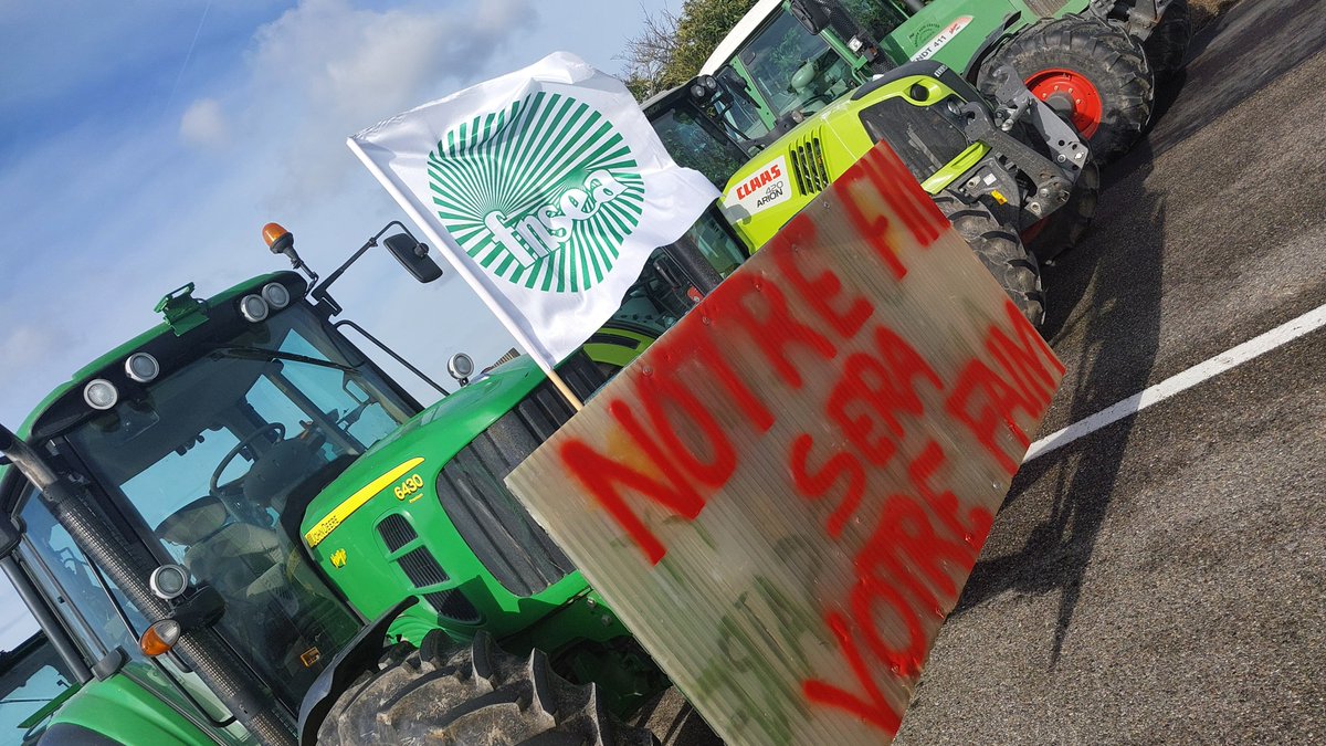 PostillonColmar's tweet image. Non, Rousseau et Avril vous racheteront et nous nourriront avec des insectes 
(C'est pour sauver la Terre !)