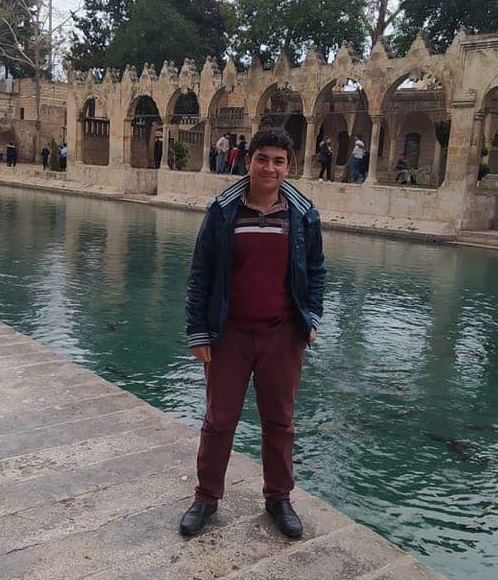 Murat Can Eryılmaz..
17 yaşında..
Kilis MESEM 12. Sınıf öğrencisi..
13 katlı bir inşaatta çalışırken yüksekten düşerek ağır yaralanmıştı..
72 gündür tedavi gördüğü Malatya Turgut Özal Tıp Fakültesi Hastanesi'nde hayatını kaybetti..
v/Serhat Kilis Gazetesi