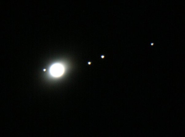 stardate's tweet photo. Jupiter is high in the south-southwest at nightfall. The solar system’s largest planet looks like a brilliant star - No other point of light in the sky at that hour outshines it!
Binoculars reveal its largest moons, which look like tiny stars near Jupiter. https://t.co/1OR15NYH4m