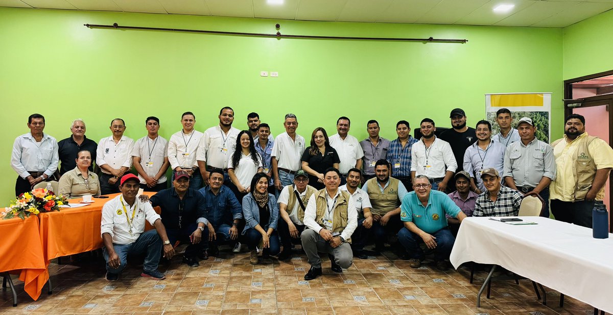 solidaridadMCA's tweet photo. 🙌🏼Estamos promoviendo la participación de jóvenes hijos de productores, junto a #AHPROCAFE e @IHCAFE comprometidos con el cambio climático vinculado a la protección ambiental y el uso de herramientas digitales para el programa piloto de carbono. 🌱☕️✨ #sostenibilidad https://t.co/WZ2fEyX20b