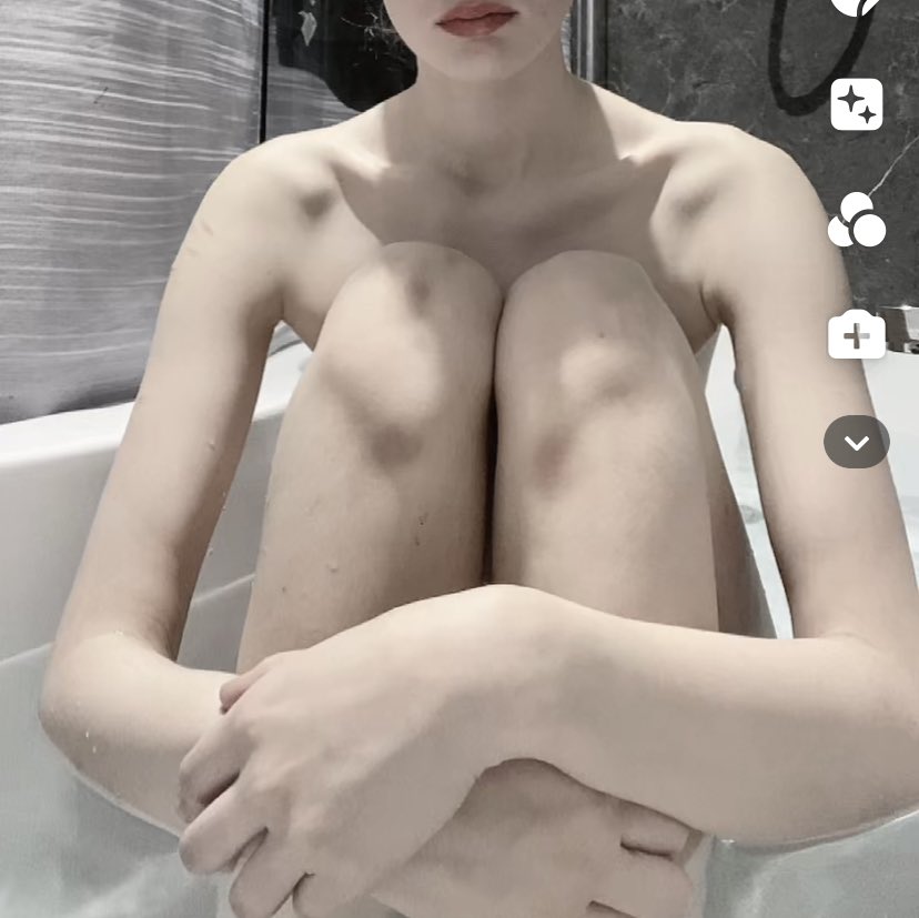 lucaacal's tweet photo. I TRIEDDDD (i’ve always loved this pic and now i finally have some bruises i tried to recreate it ehe) https://t.co/VW0MPUVgoW