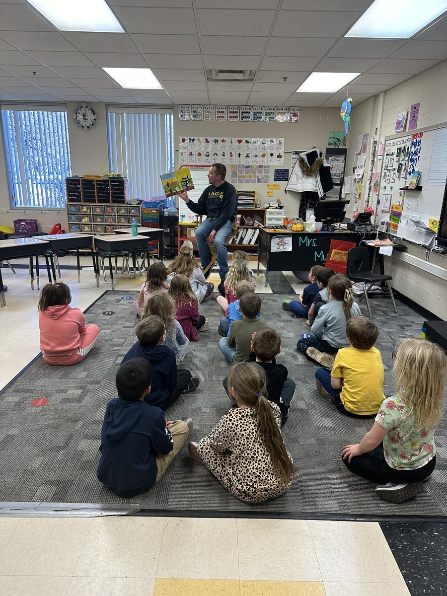 Mrs_Myhre_HES's tweet photo. Had our first Mystery reader today! Thanks @coachpuncochar! #HLWWProud https://t.co/nUfBP4OPdd