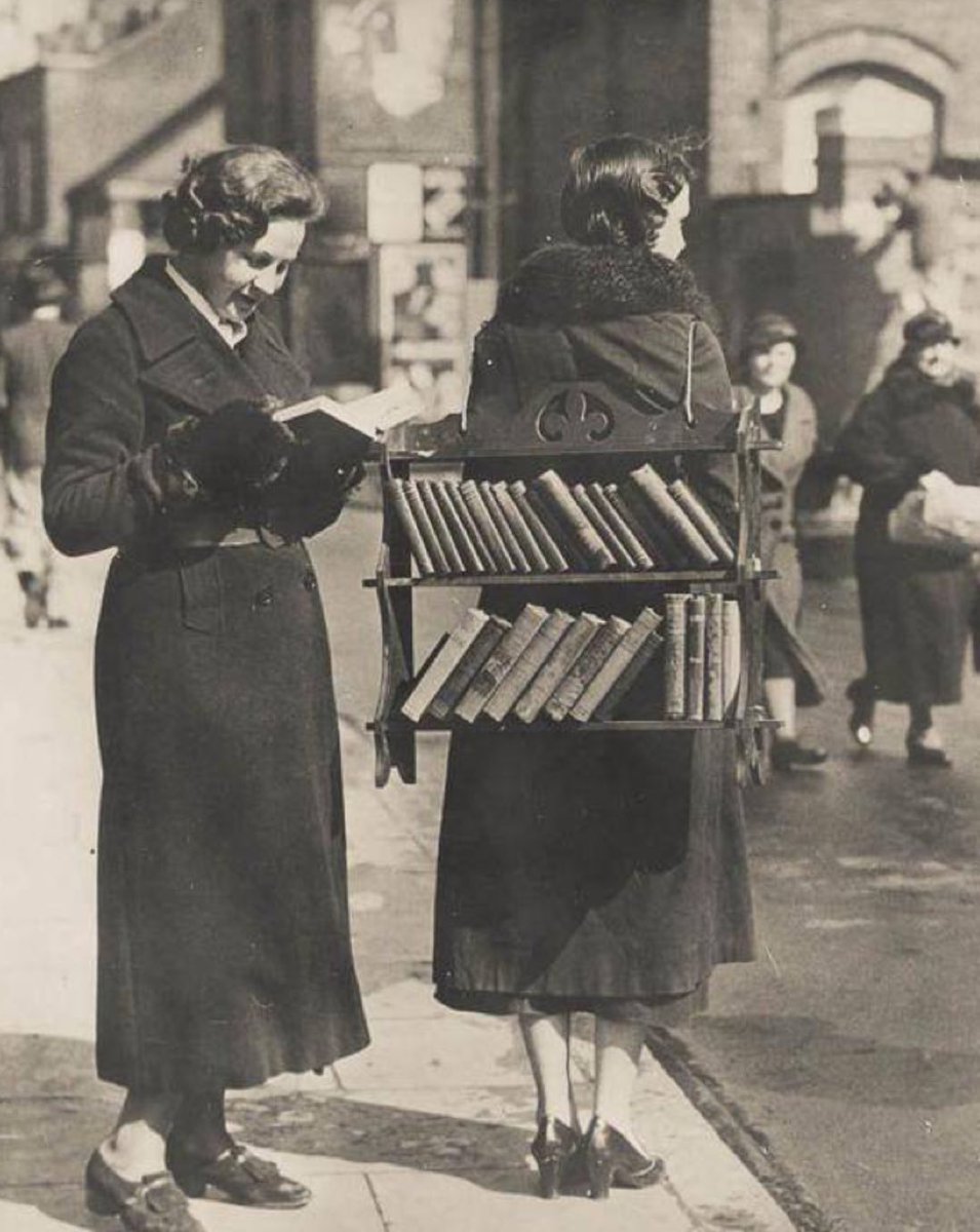 „Es wäre gut Bücher kaufen, wenn man die Zeit, sie zu lesen, mitkaufen könnte, aber man verwechselt meistens den Ankauf der Bücher mit dem Aneignen ihres Inhalts."

Gute Nacht mit Worten von Schopenhauer, der mir aus der Seele spricht. 

￼