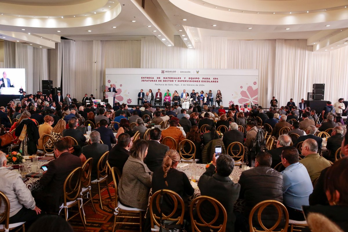 Me siento muy contento de estar junto al gobernador <a href="/juliomenchaca_/">Julio Menchaca</a> para hacer entrega de materiales y equipo para 694 jefaturas de sector y supervisiones escolares de <a href="/BasicaSEPH/">Subsecretaría de Educación Básica SEPH</a>, evento que nos brinda la oportunidad de reconocer la importancia de su trabajo y esfuerzo en la