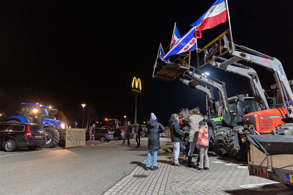 Boerenacties op de wegen: A7 bij Hoorn afgesloten rtlnieuws.nl/nieuws/nederla…