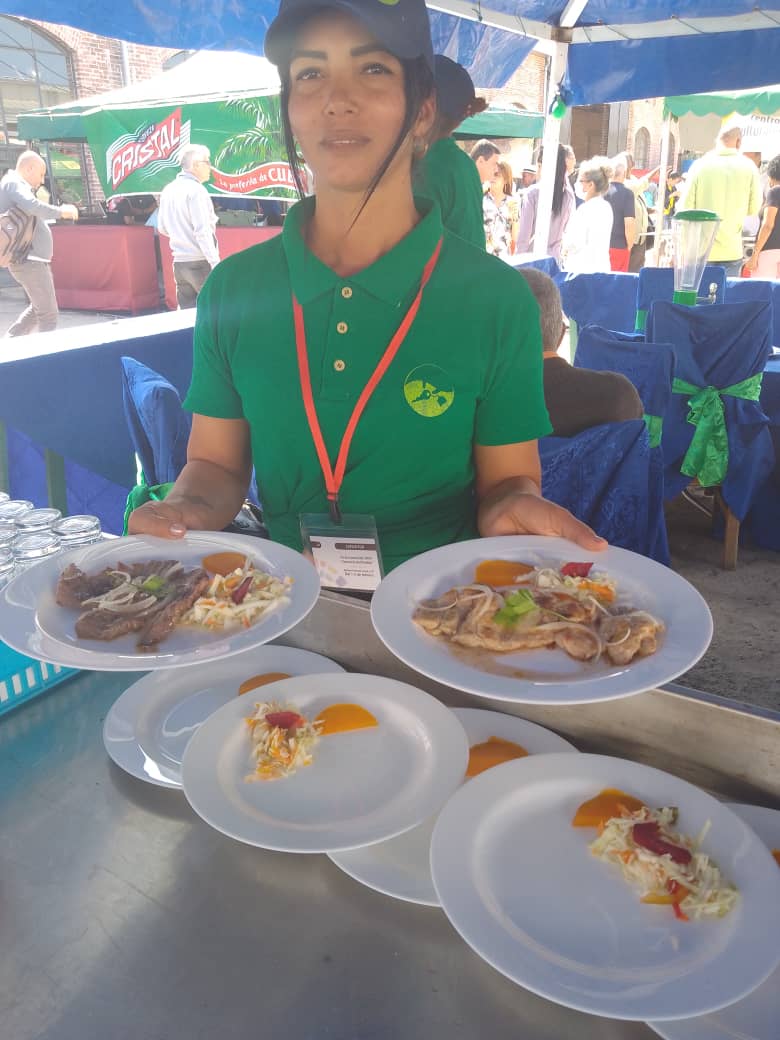 No siguen llegando imágenes de la UEB El Criollo de #PinardelRío de La Feria Comercial 2024 #ComerciodelPueblo en La Habana #Cuba. La población muy animada con los servicios de gastronomía.