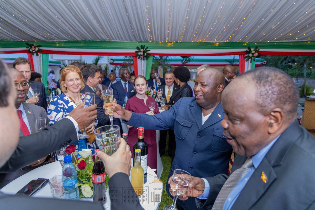 Le Chef de l'Etat S.E <a href="/GeneralNeva/">SE Evariste Ndayishimiye</a>, en compagnie de S.E <a href="/Burundi1stLady/">Angeline Ndayishimiye Ndayubaha</a>, a reçu au Palais Présidentiel le corps diplomatique et consulaire accrédité au #Burundi, à l'occasion de la cérémonie d'échange de vœux.