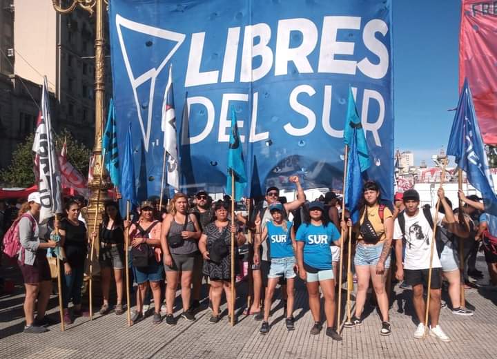 MorenoLibres's tweet photo. ‼️La patria no se vende, seguimos en la lucha‼️

💪🏻 Haciendo escuchar nuestras voces contra la Ley Ómnibus en el Congreso.
#NoAlDNUyLeyOmnibus #NoALasFacultadesDelegadas 
#LibresDelSur #AbajoElDNU #LeyOmnibus #Defendamoslapatria #Argentina #congreso #ElAjusteDeMileiLoPagaElPueblo https://t.co/F4wGaSlF9U