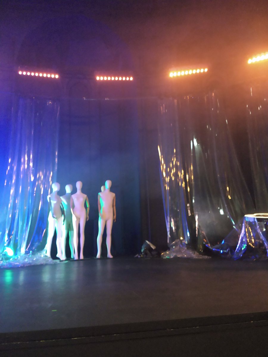 #LagunasyNiebla de <a href="/somosLaJoven/">LaJoven</a> <a href="/PacoGamezAutor/">Paco Gámez Autor</a> en <a href="/teatroabadia/">Teatro de La Abadía</a>, teatro de calidad que llena de sentido y contenido los espesos silencios familiares sobre la guerra, que restaura y hace justicia, poética al menos.