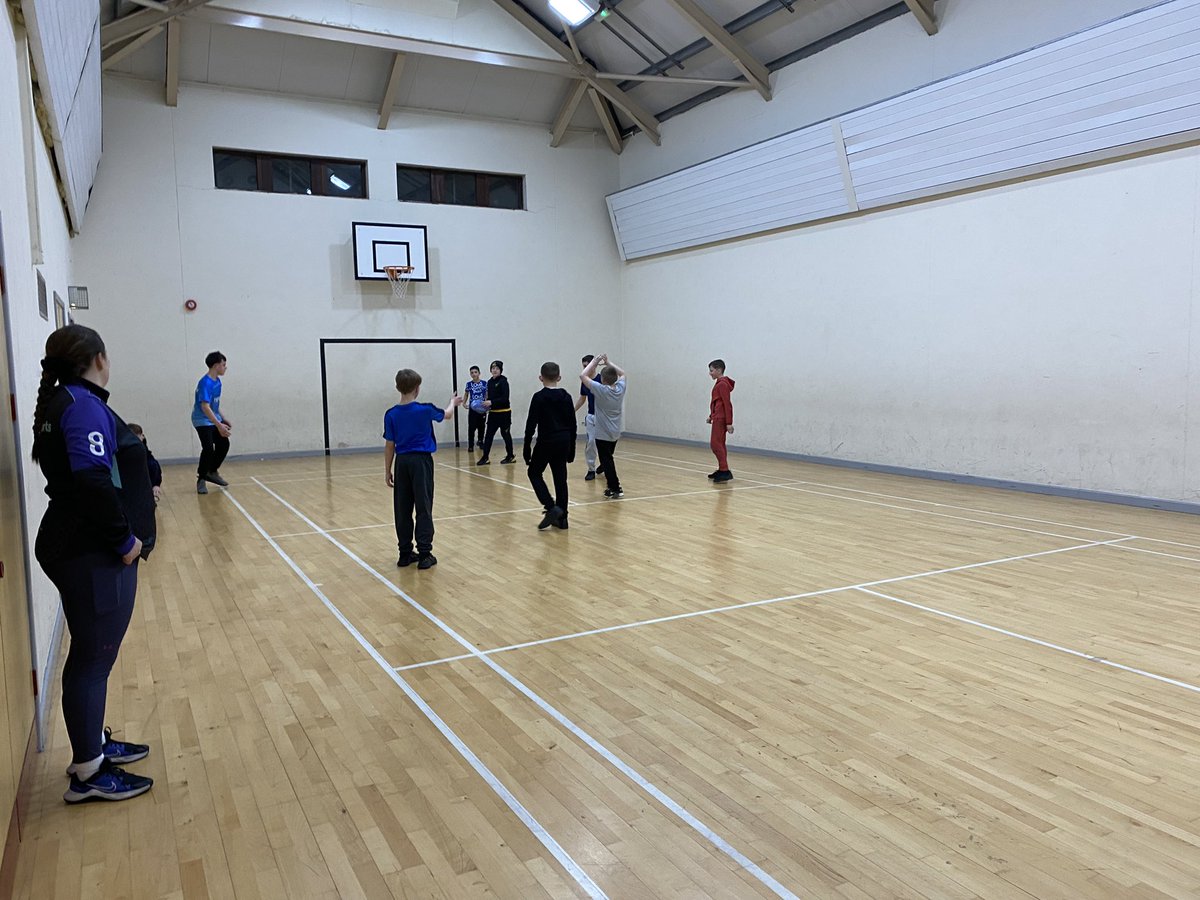 Really nice to see a game of Tag Rugby!  Everyone was really engaged with @DallaglioRW  #indoorsport #RugbySkills #manseltoncommunitycentre #KeepThemActive #Rugby