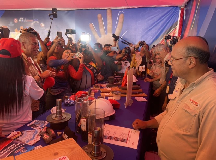 BRIQVEN_CVG's tweet photo. Trabajadores de #CVGBriqVen celebraron los 25 años de la Revolución Bolivariana. Con la exposición de materia prima y productos terminados, la clase obrera también se sumó a la celebración nacional, que tiene como principal logro la dignificación del pueblo. https://t.co/kgQFjUqvLt