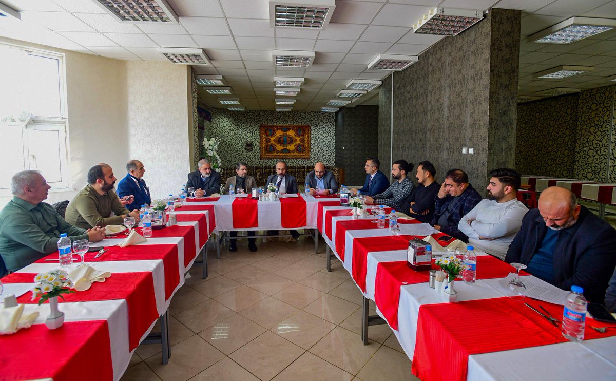 HaberVANYYU's tweet photo. Van Yüzüncü Yıl Üniversitesi’nin 41 yılını doldurmuş, şehrinin ve bölgesinin bilime açılan penceresi olduğunu ifade eden Rektör Şevli, konuşmasında “Vizyon Van Kongresi vesilesiyle katılımcılara Türkiye Yüzyılı’nda Van teması altında bir araya gelme ve Van ili üzerine yapılan bilimsel, eğitimsel ve araştırma çalışmalarını paylaşma fırsatı sunulmaktır. İki gün boyunca devam edecek olan kongremizde birbirinden değerli isimleri ağırlayacak olmanın heyecanını yaşıyoruz” sözlerini kaydetti.

Haberin detayı linkte 👉 https://t.co/05qQtWoIuk

@hsevli #VanYYÜ #VanYüzüncüYılÜniversitesi