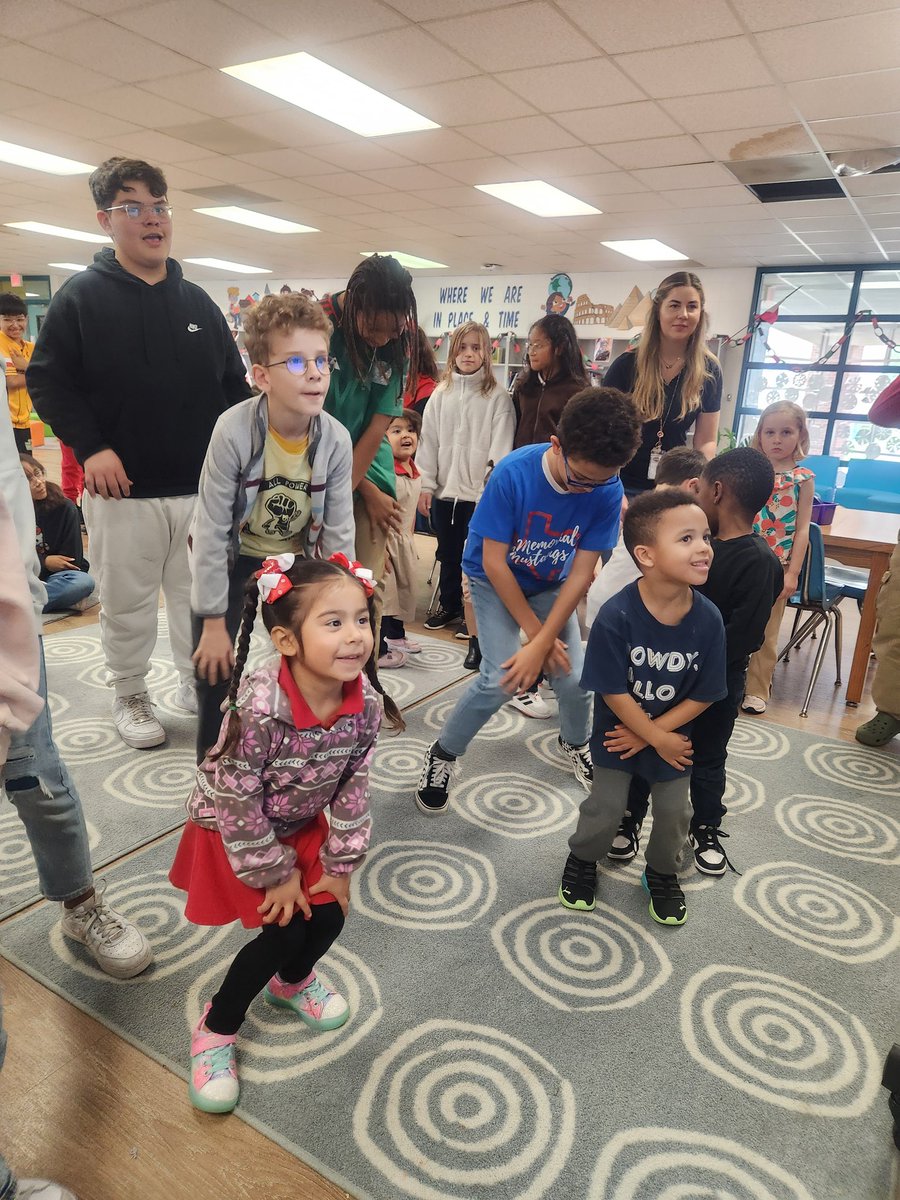 LibrarianJMo's tweet image. Teaming with champion of #EncouragingOthers @marisaelam1 PreK Buddies enjoyed 💃 the cha cha, tango, &amp;amp; Scottish reel. So.Much.Fun. @pto_memorial @HISDLibraryServ