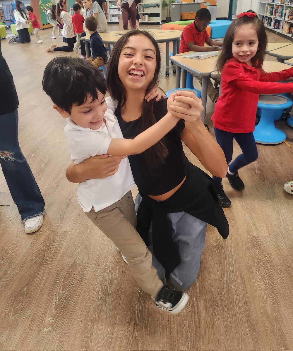 LibrarianJMo's tweet image. Teaming with champion of #EncouragingOthers @marisaelam1 PreK Buddies enjoyed 💃 the cha cha, tango, &amp;amp; Scottish reel. So.Much.Fun. @pto_memorial @HISDLibraryServ