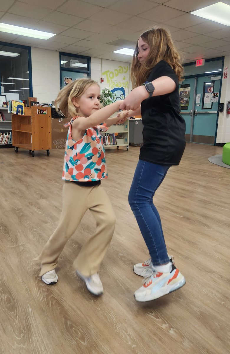 LibrarianJMo's tweet image. Teaming with champion of #EncouragingOthers @marisaelam1 PreK Buddies enjoyed 💃 the cha cha, tango, &amp;amp; Scottish reel. So.Much.Fun. @pto_memorial @HISDLibraryServ