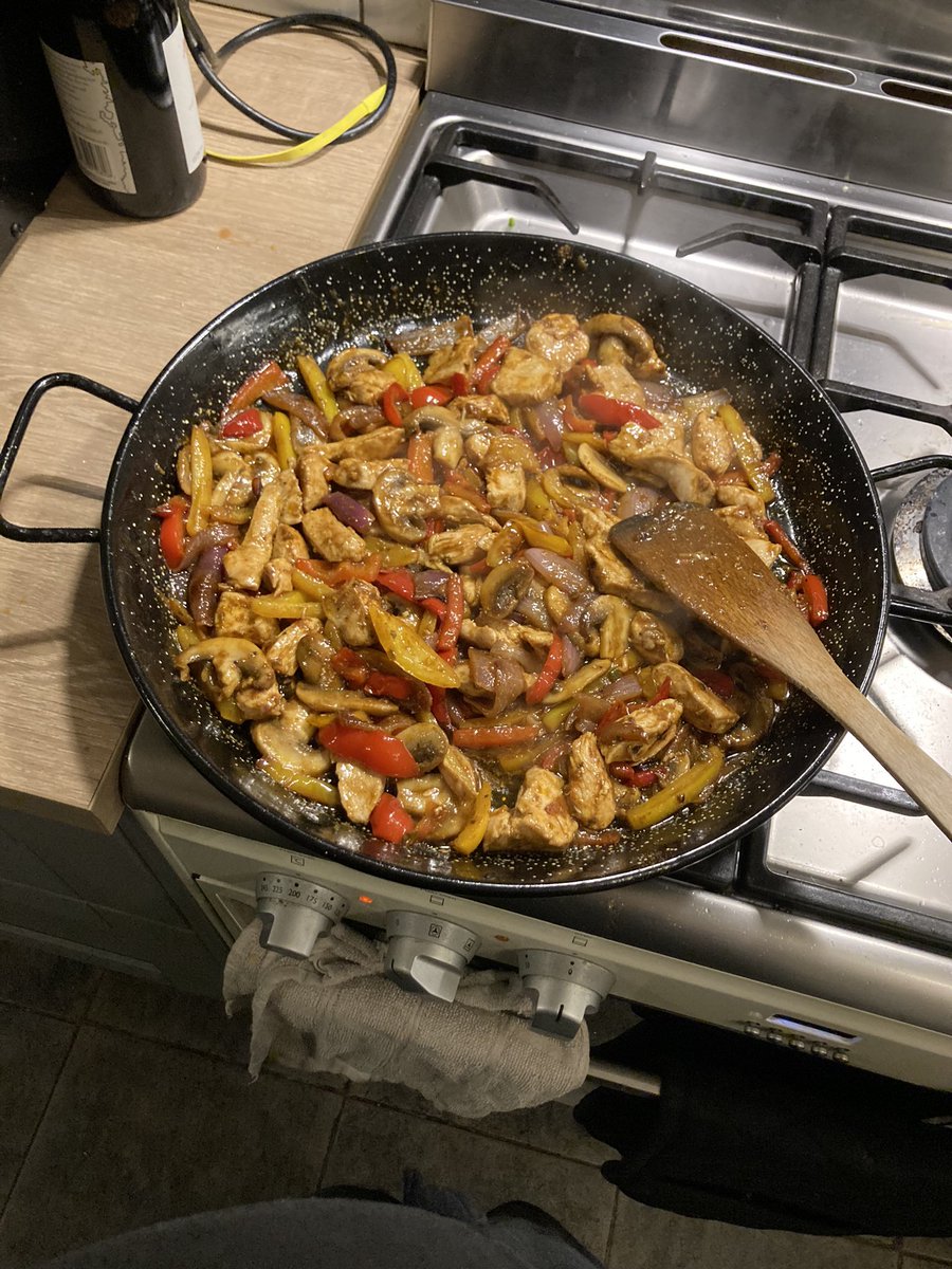 karlhanson1's tweet image. Friday Fajitas!! Repurpose the Paella pan 😊 #abitofeverything