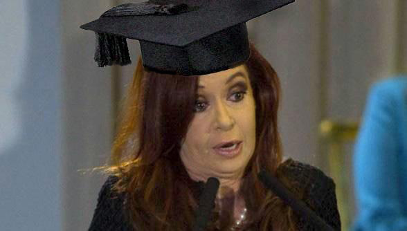 Si hay algo que me rompe las pelotas es cuando algún K insiste en decirme que Cristina sí es abogada. 

Hoy fue una catarata de ataques K, por lo cual decidí explicar todo en este revelador hilo (sigue)