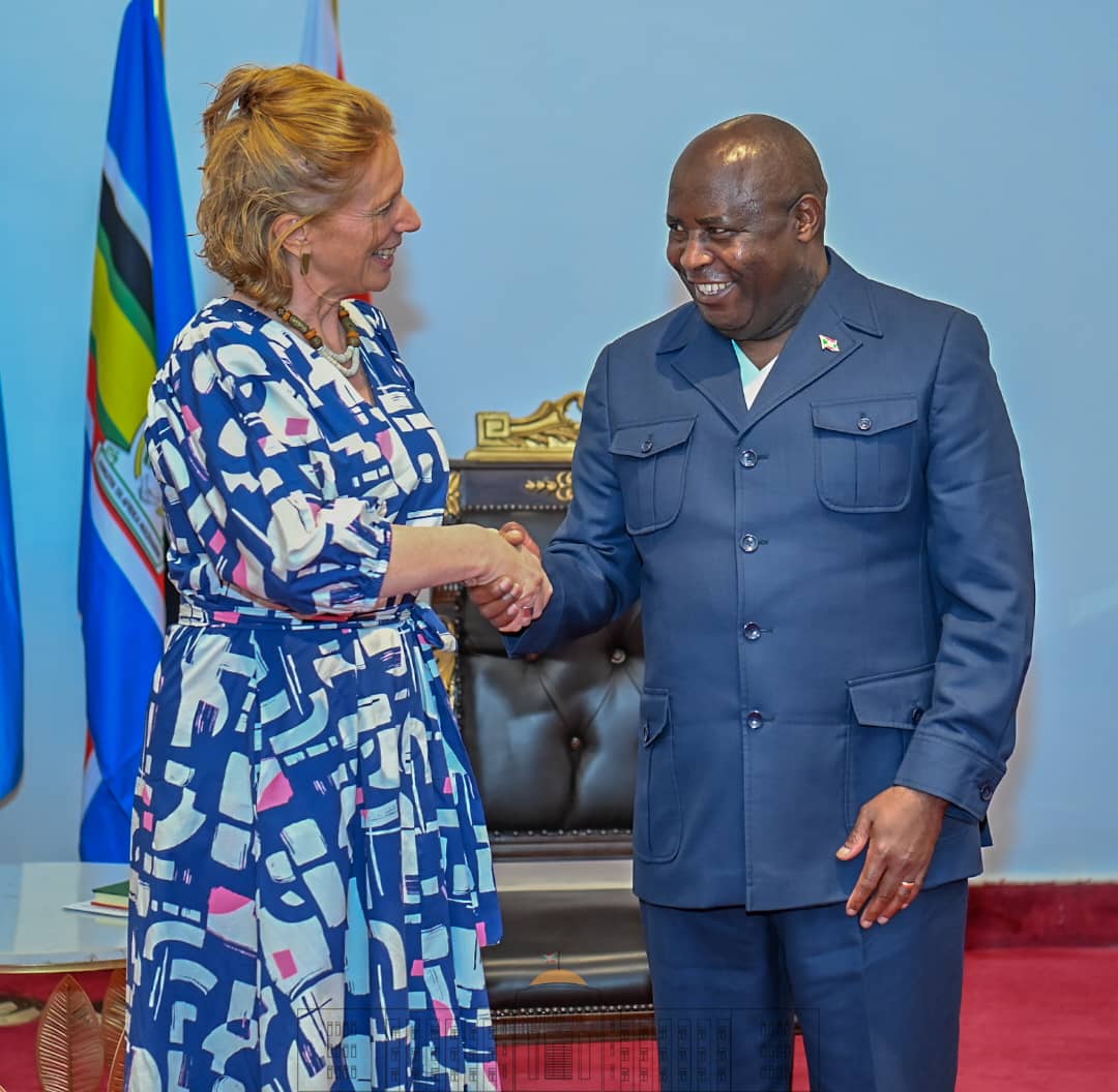 NtareHouse's tweet photo. SE @GeneralNeva a également reçu en audience Mme Heidy Rombouts, Directrice Générale en charge de la Coopération au Développement et Aide Humanitaire pour la Belgique.
Leurs échanges ont porté sur le renforcement de la coopération entre le #Burundi et la Belgique. https://t.co/XBhjgXStU5