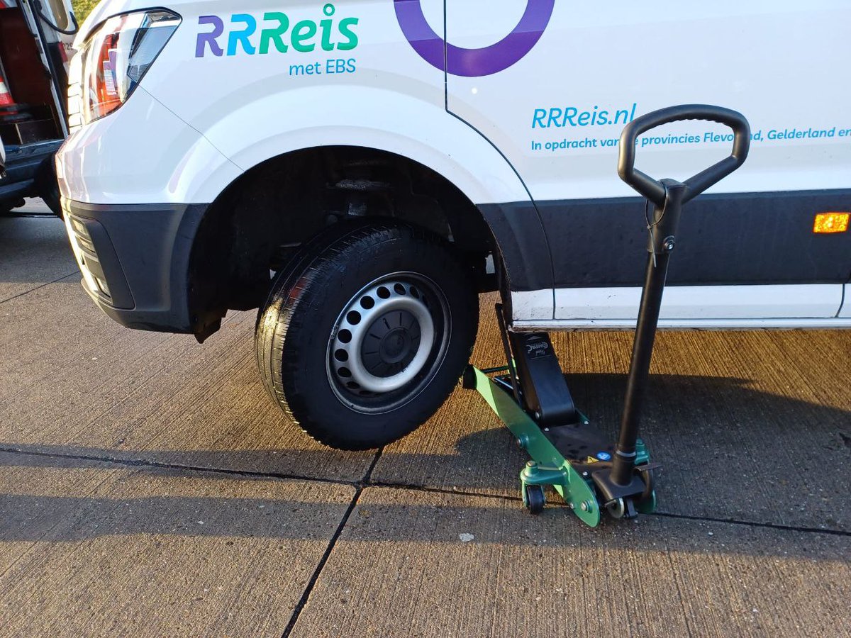 Stadsbuurtbus's tweet photo. Pitstop voor de @stadsbuurtbus. Afgelopen week ging er een band kapot. De #monteurs van @RRReisOnline gaven onze #buurtbus een pitstop bij station #Kampen Zuid. Toen kon de #bus binnen enkele minuten weer verder rijden. Monteurs bedankt 😊👍 https://t.co/rNTfBnBEi2