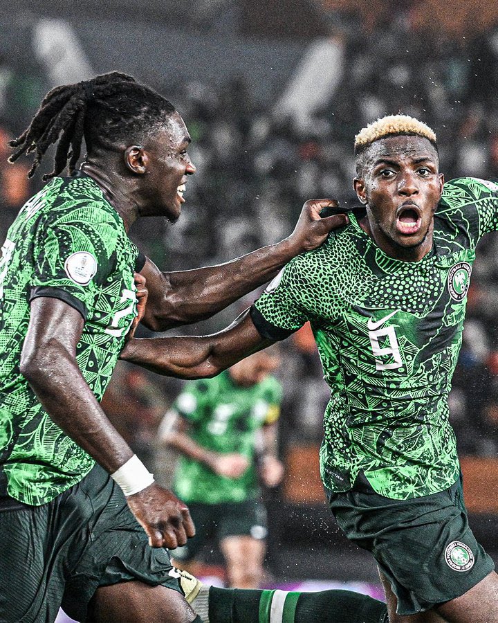 WorldCupPress's tweet photo. Nigeria 🇳🇬  1 vs 0 Angola 🇦🇴 
@victorosimhen9  &amp; @CalvinBassey  

Goal by @Alookman_ 🇳🇬💚 https://t.co/0JBc5uZ0RN