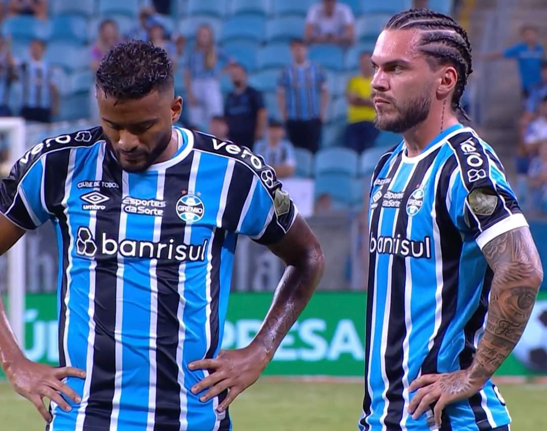 7Tricopeiro's tweet photo. Rivaldo e David Beckham se preparando para cobrar uma falta pelo Grêmio https://t.co/CK2UdTZ9js
