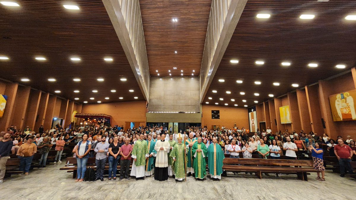 Ontem celebramos, na Catedral Sagrada Família, a missa de envio para todos os catequistas participantes da XVI Semana Catequética Diocesana! A missão de catequista exige uma comunhão ímpar com Jesus! #catequese #missão