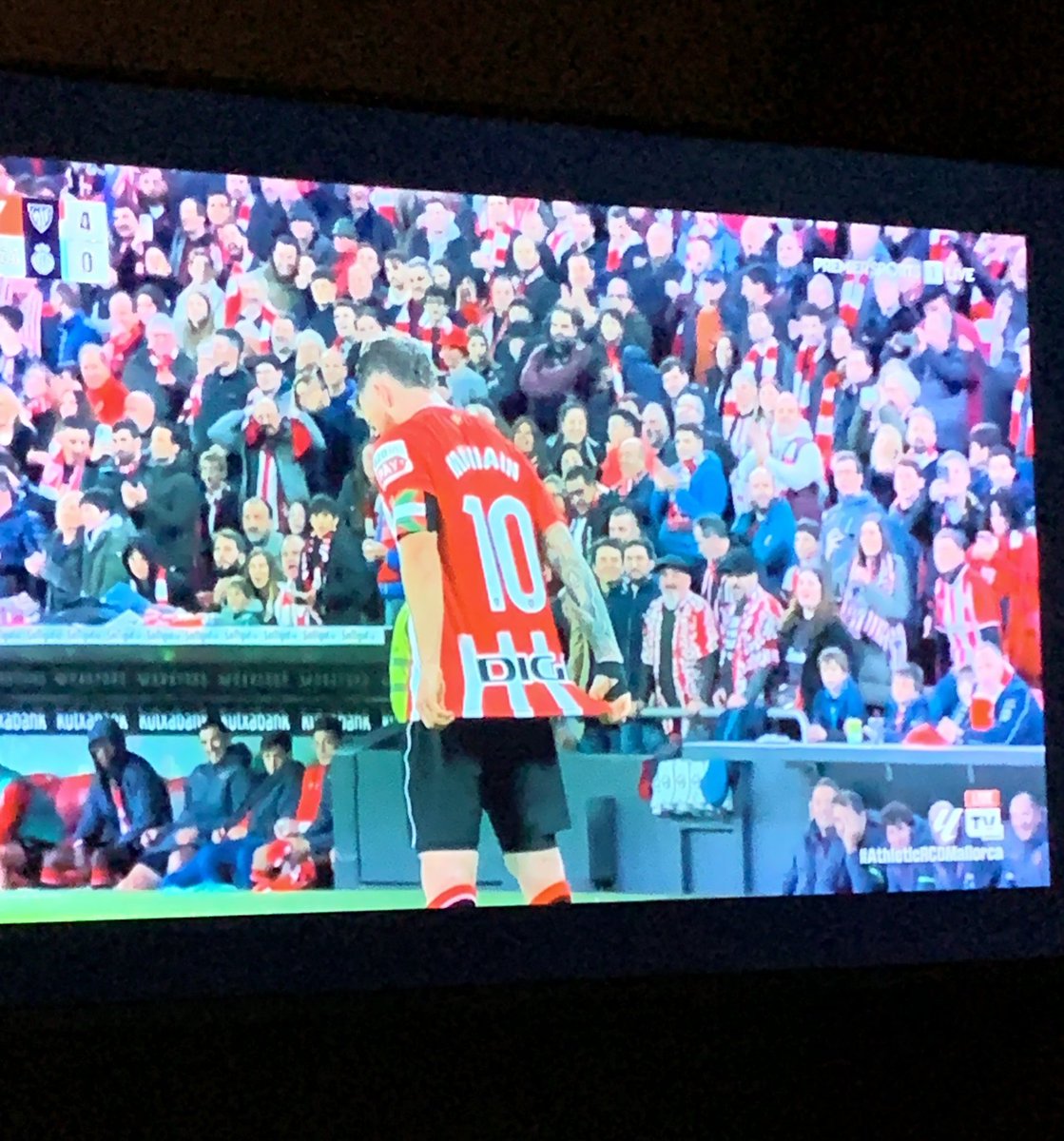 Gol del ídolo, gol del número 10, muy feliz por tí mi capitán.
SIEMPRE en tu barco. Te quiero mucho capitán!!
