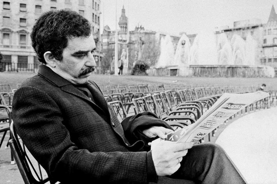 protbestfrgctx's tweet photo. Gabriel García Márquez busca trabajo:

«Las dificultades materiales eran cada día peores. No podía trabajar porque necesitaba una carta de trabajo, no conocía a nadie que me pudiera dar trabajo, no hablaba francés. A veces conseguía botellas vacías y las cambiaba, y con esto defendía mi vida. Estuve tres años viviendo de milagros cotidianos. Esto me produjo unas amarguras tremendas. Yo estaba en un grupo de latinoamericanos en la misma situación. Habíamos descubierto que si uno compraba un bistec el carnicero regalaba un hueso y se hacía un caldo. A veces uno pedía prestado el hueso para hacer su caldo y lo devolvía. 

En aquella época yo vivía en un hotel que se llamaba Hotel de Flandre. Los administradores se llamaban M. y Mme. Lacroix. Cuando me quedé sin un centavo, les hablé y les dije que no podía pagarles y me dejaron quedarme en la buhardilla. Pensaba que esa situación iba a durar uno o dos meses, pero me quedé un año y no tuve nunca con qué pagarles. 

La semana pasada pasó por aquí Mario Vargas Llosa que se hospedó en el Hotel Wetter y cuando entré en ese hotel me encontré con que los administradores eran los mismos señores Lacroix. Y lo formidable es que Mario se encontró en una situación idéntica en 1960 y le dijeron lo mismo, que subiera a la buhardilla, y él también se quedó mucho tiempo sin poder pagar. Gracias a eso yo escribí «El coronel no tiene quien le escriba» y Mario escribió «La ciudad y los perros». 

París no ha cambiado, soy yo quien ha cambiado».

.
.
.

Fuente: Angustias y desorden
Imagen de la red 

#GabrielGarcíaMárquez #Desempleado 
#Hambre #Penurias #Necesidad 
#PremioNobelDeLiteratura1982 
#Literaturaarteculturayalgomás